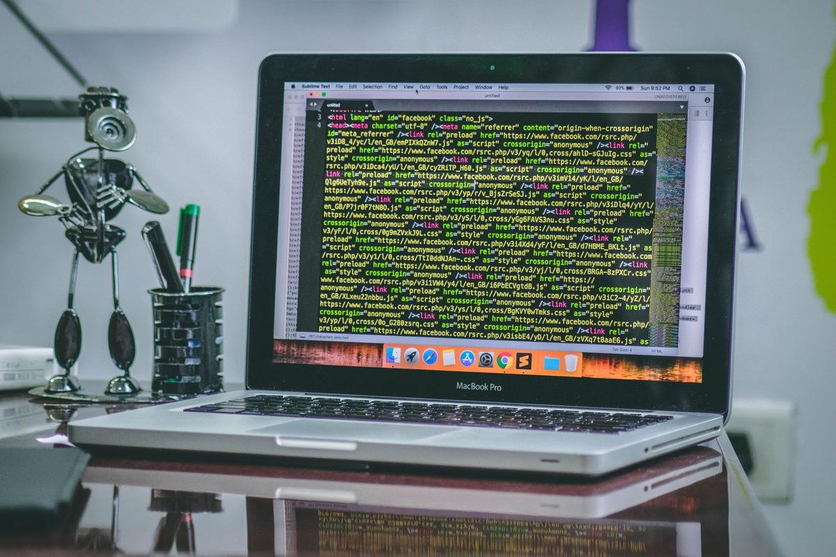 Écran d'ordinateur affichant un logiciel de gestion, sur un bureau