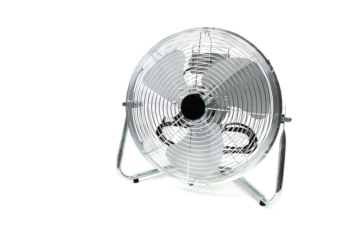 Ventilateur électrique sur pied dans une pièce
