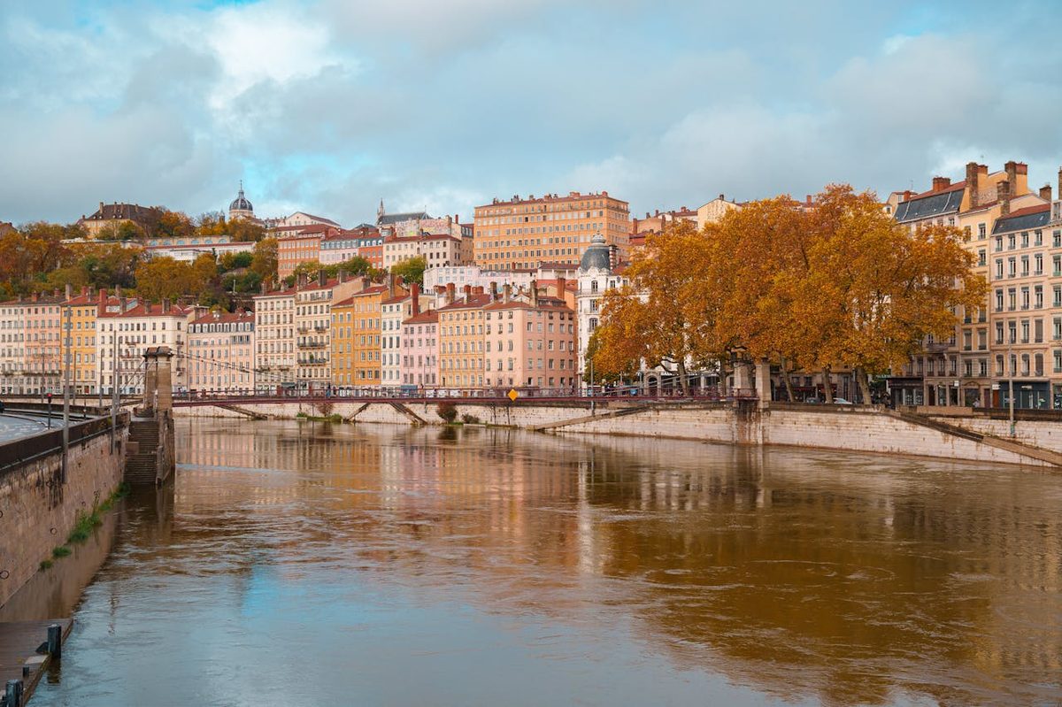 Vue de la basilique Notre-Dame de Fourvière depuis les toits de Lyon