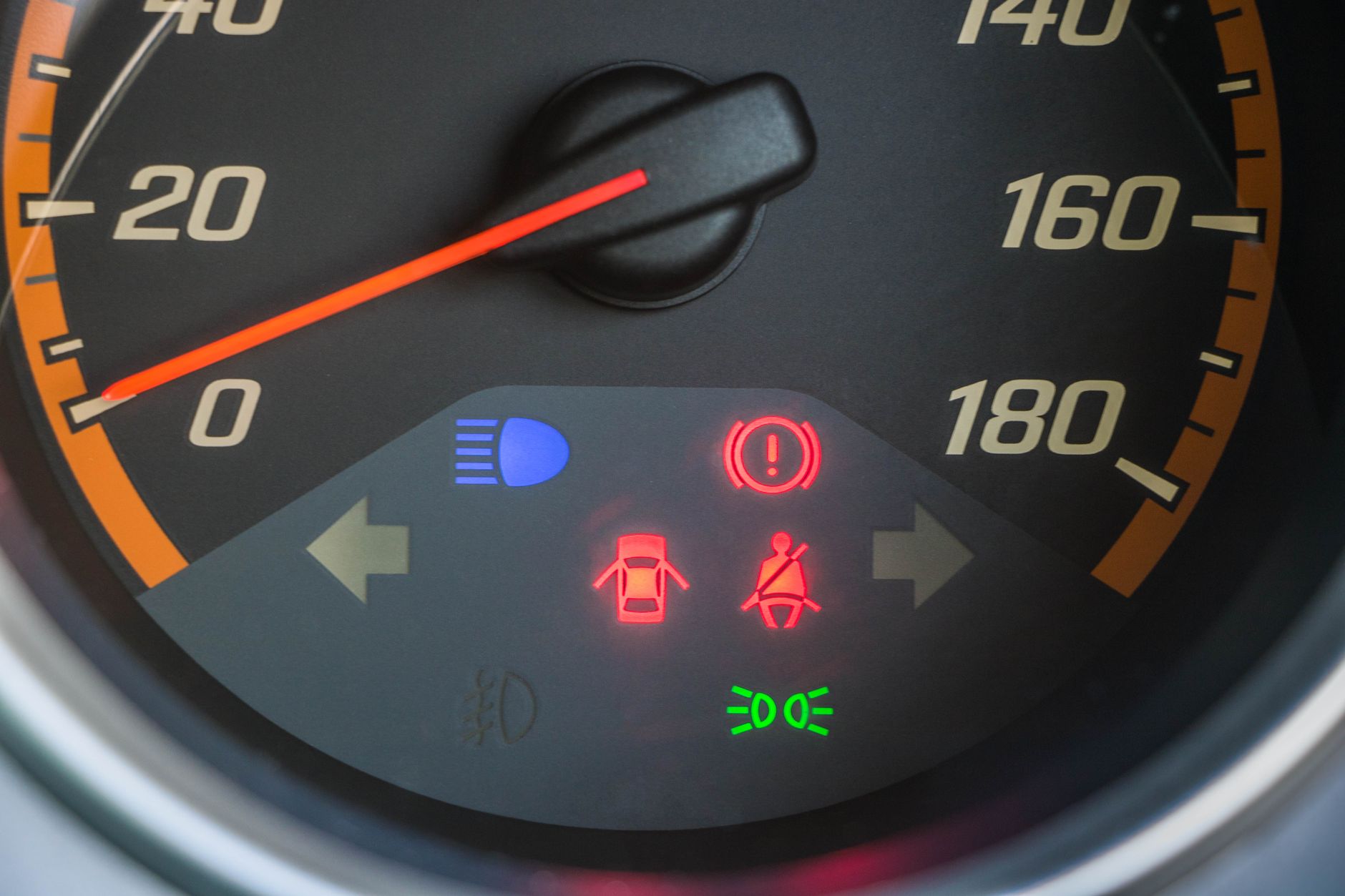 Voyant de batterie rouge allumé sur tableau de bord voiture