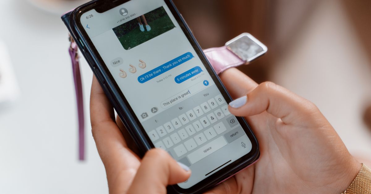 Personne envoyant un message sur smartphone