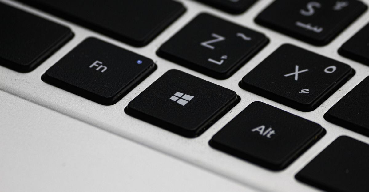 Clavier d'ordinateur portable avec les touches bien visibles, illustrant la disposition QWERTY et le passage en AZERTY sous Windows