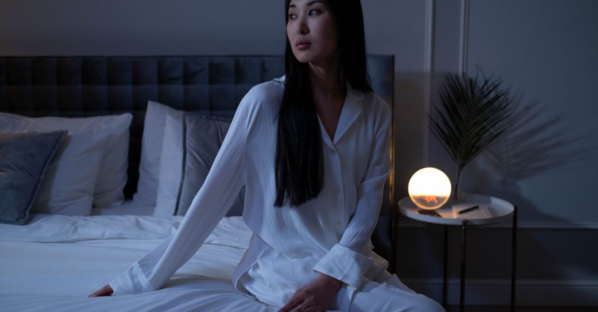 Chambre calme avec lumière douce le soir