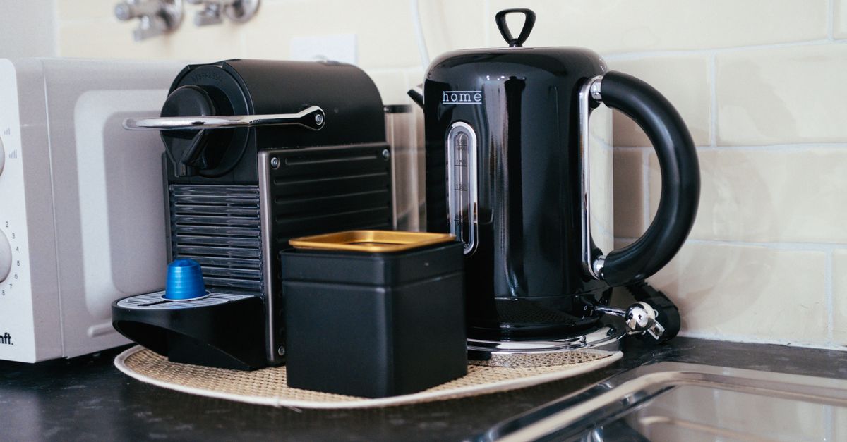 Cafetière filtre avec résidus calcaires sur la résistance
