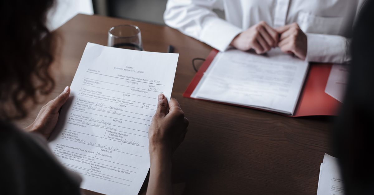 Deux personnes signant un document