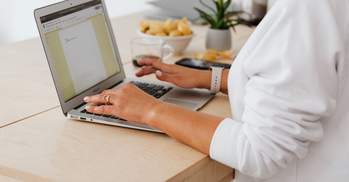Femme travaillant sur ordinateur, utilisant un outil d'intelligence artificielle