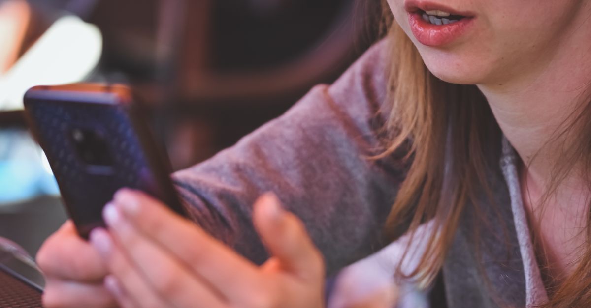 Femme utilisant un smartphone en gros plan