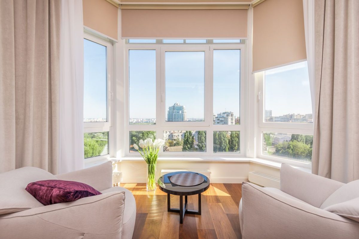 Appartement avec fenêtres et murs, symbolisant l'isolation sonore