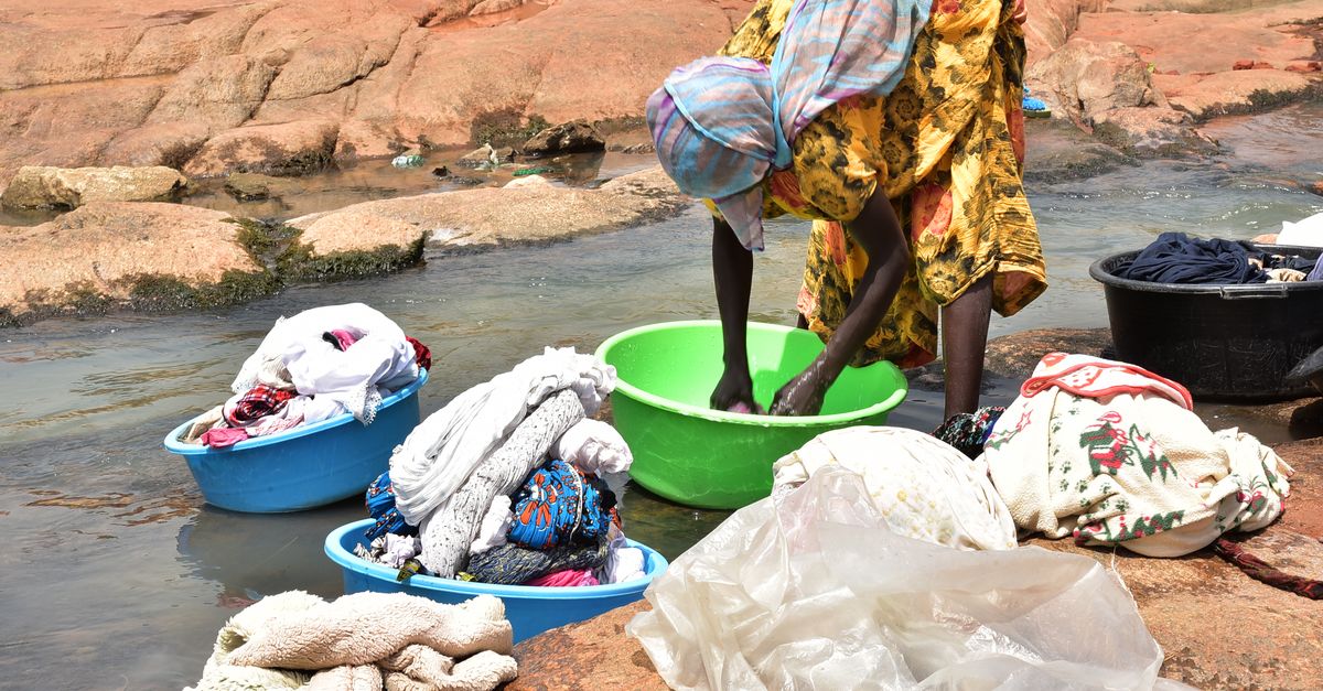 Lavage à la main d'un pull en laine dans une bassine