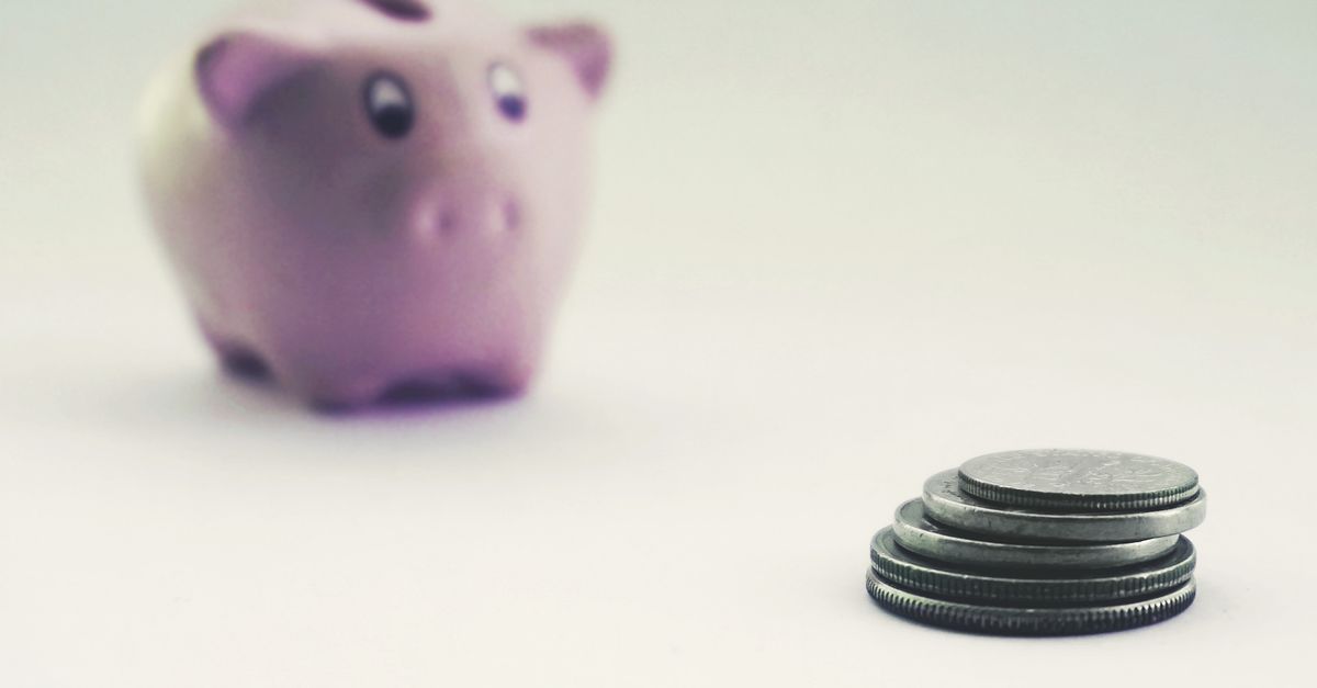 Tirelire cochon et pièces de monnaie euros