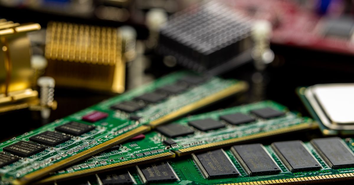 Barrette de mémoire vive posée sur une carte mère