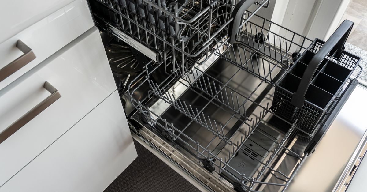 Intérieur d'un lave-vaisselle propre avec panier vide