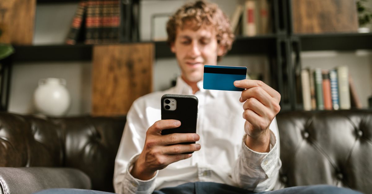 Smartphone affichant une application bancaire en ligne