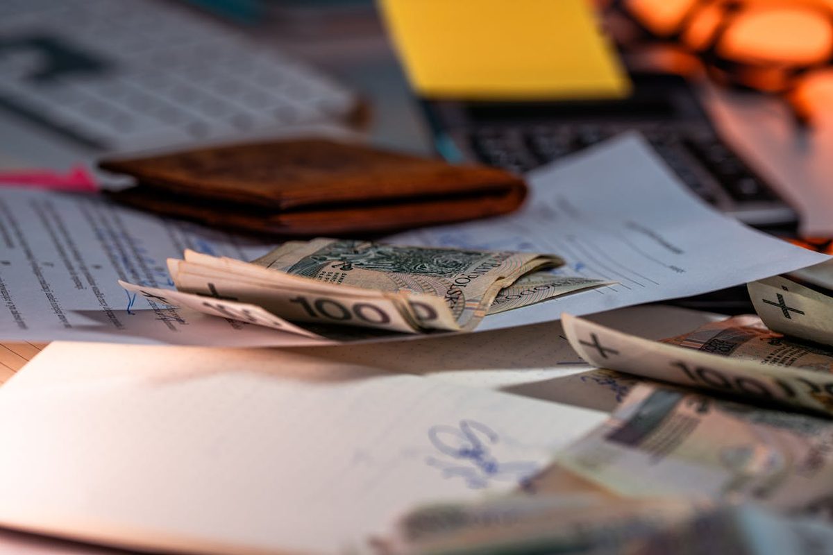 Documents de retraite et calculatrice sur un bureau