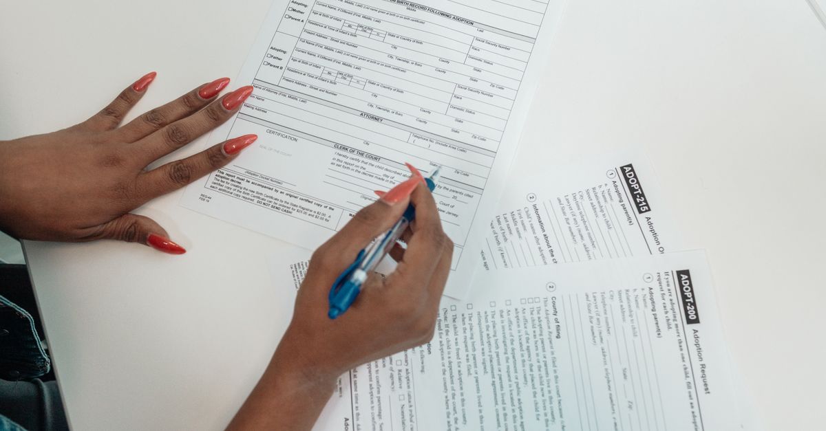 Personne remplissant un formulaire administratif