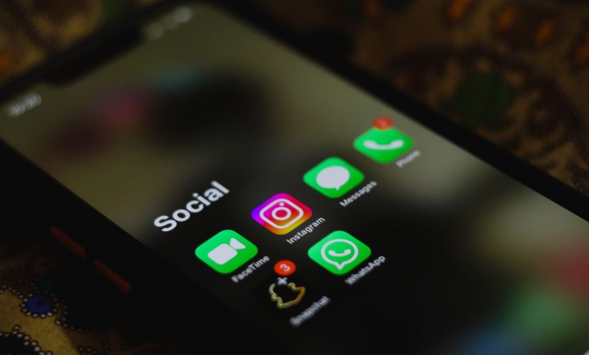 Écran de téléphone avec icône Facebook et bouton de suppression
