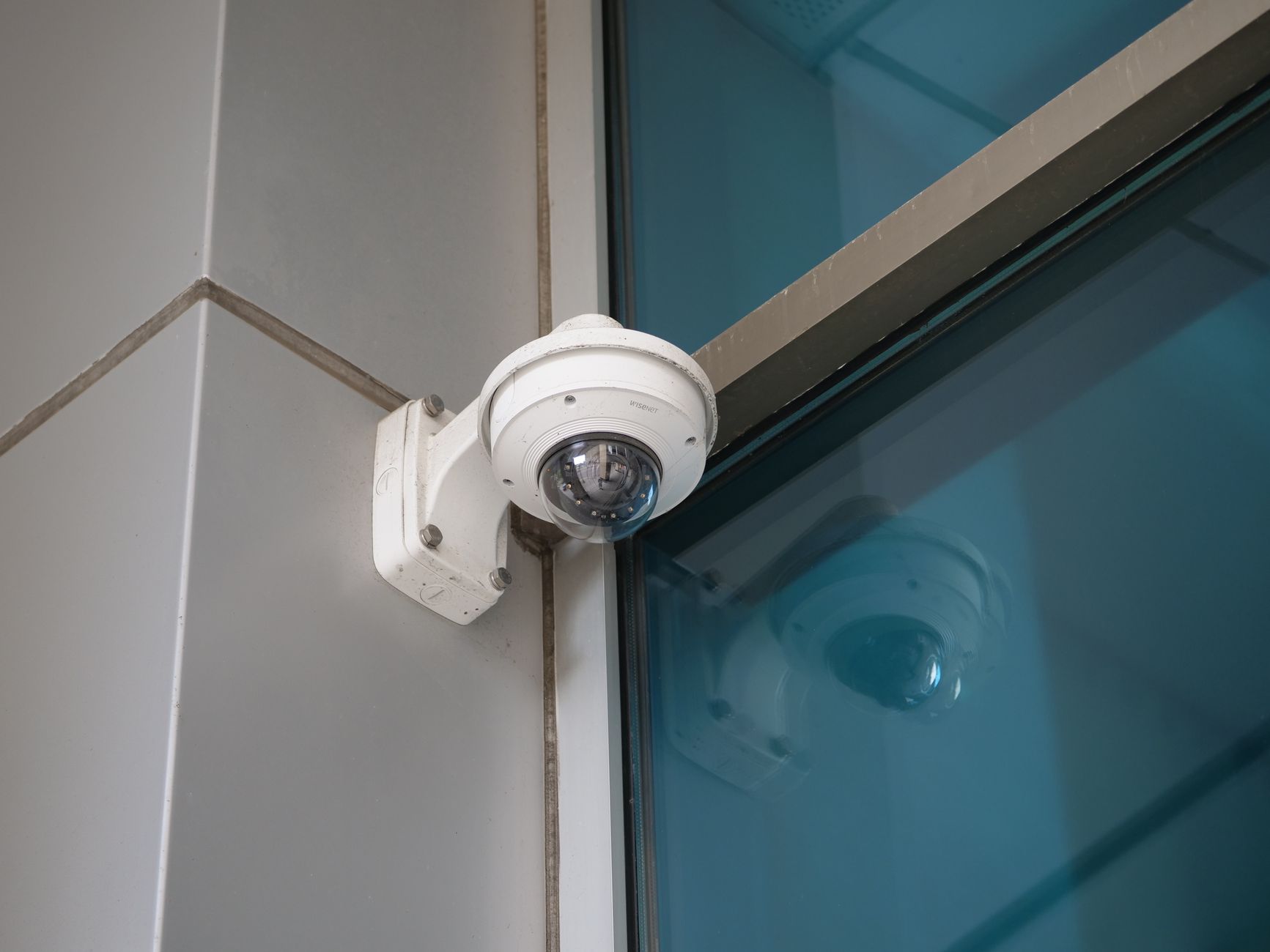 Caméra de surveillance fixée à l'angle d'un bâtiment