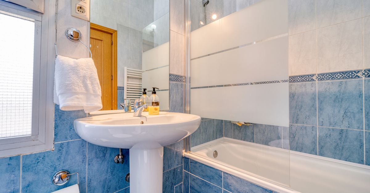 Salle de bain propre et carrelage clair