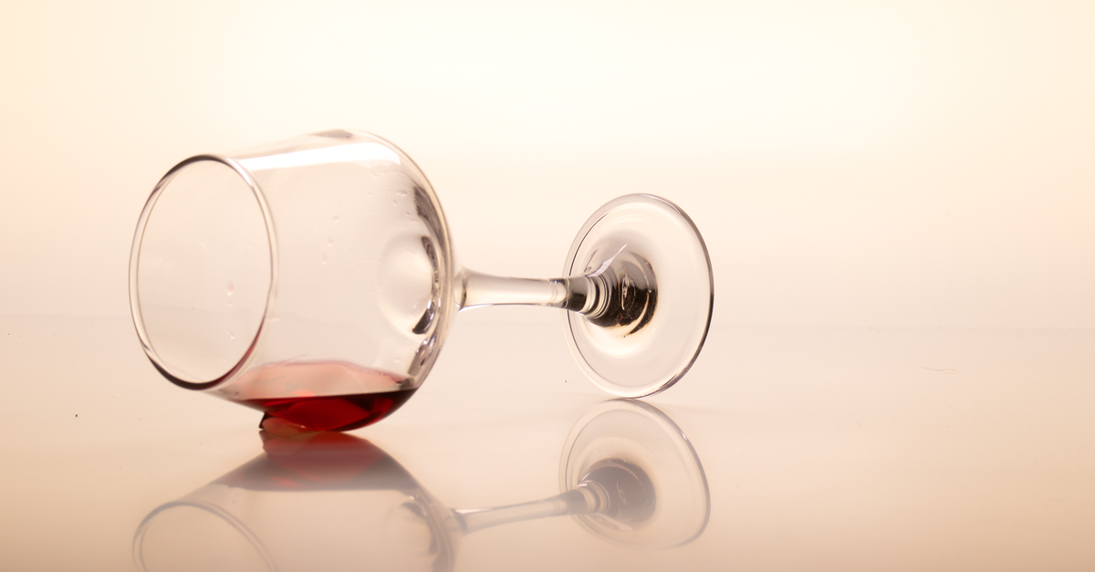 Verre de vin rouge renversé