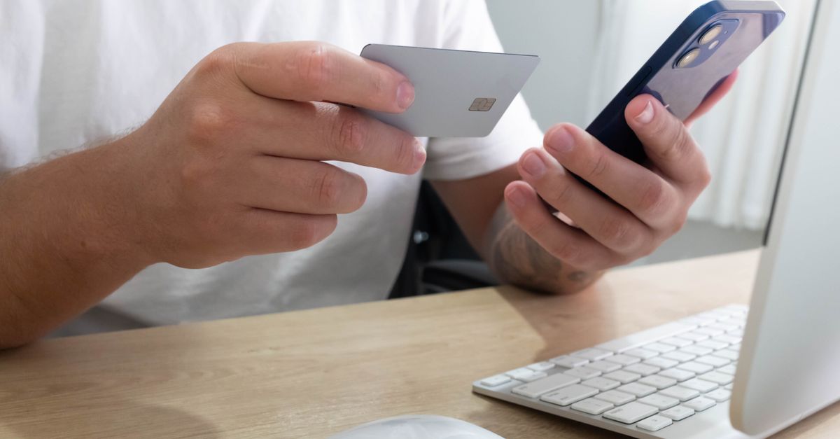 Carte bancaire et téléphone en main