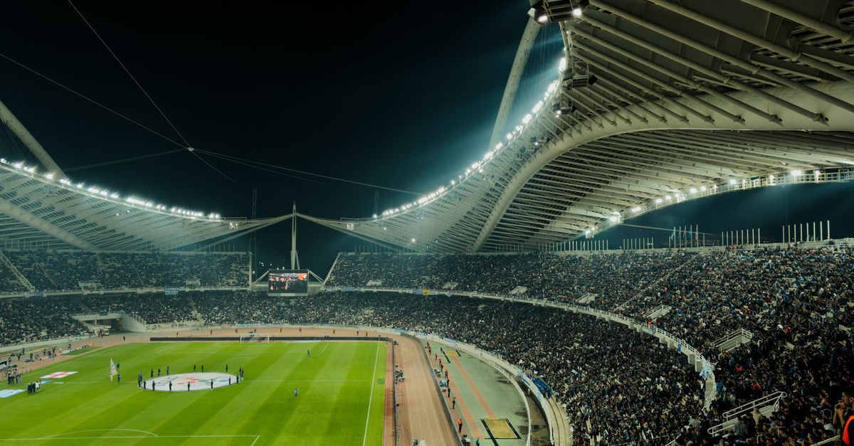Stade de football plein et illuminé en soirée de match