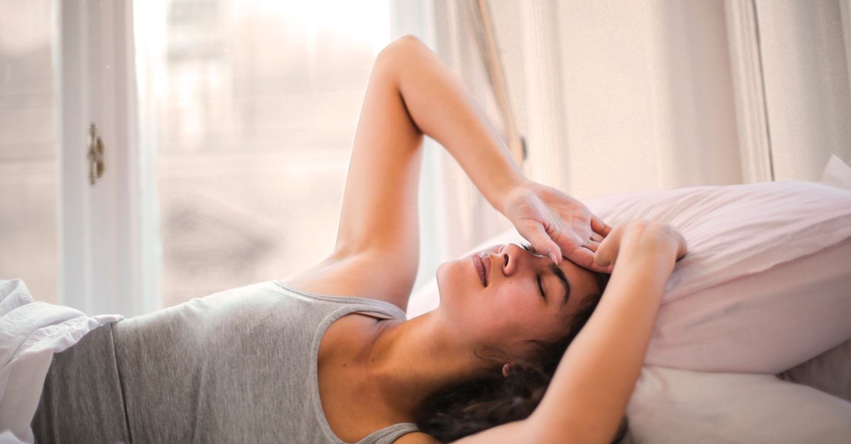 Personne au repos pour soulager un mal de tête