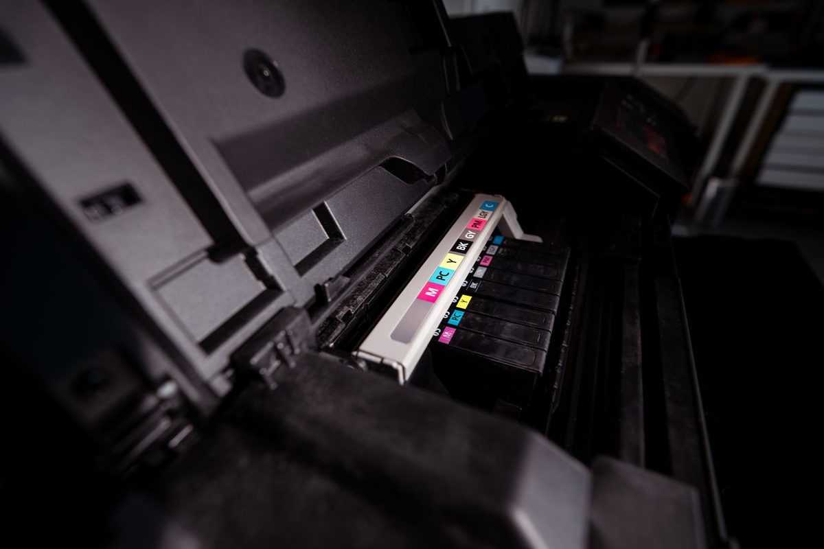 Cartouches d'encre couleur en place dans le chariot d'une imprimante ouverte