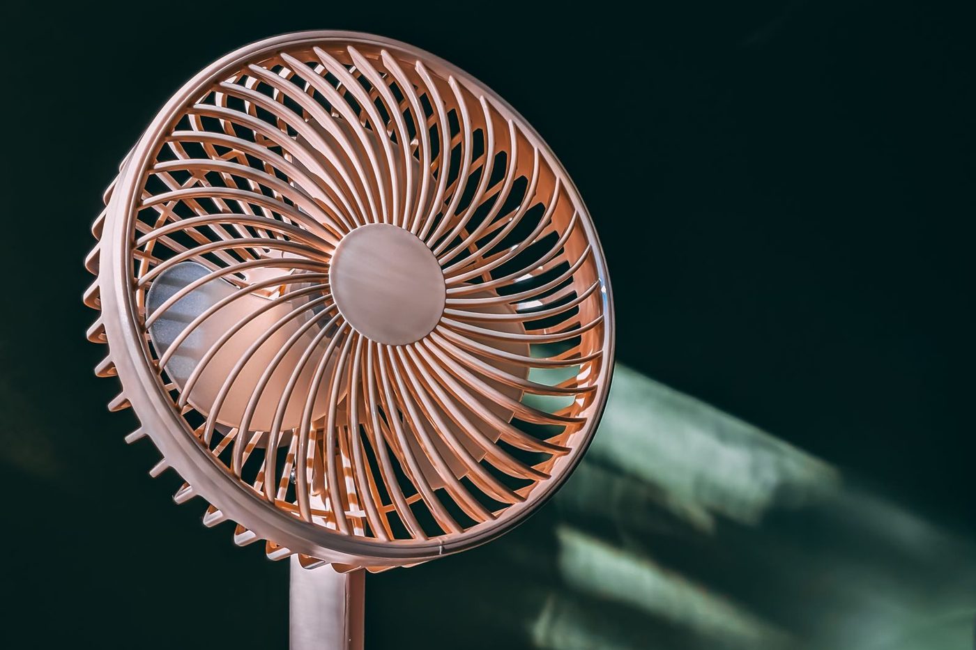 Ventilateur de table devant une fenêtre en plein soleil
