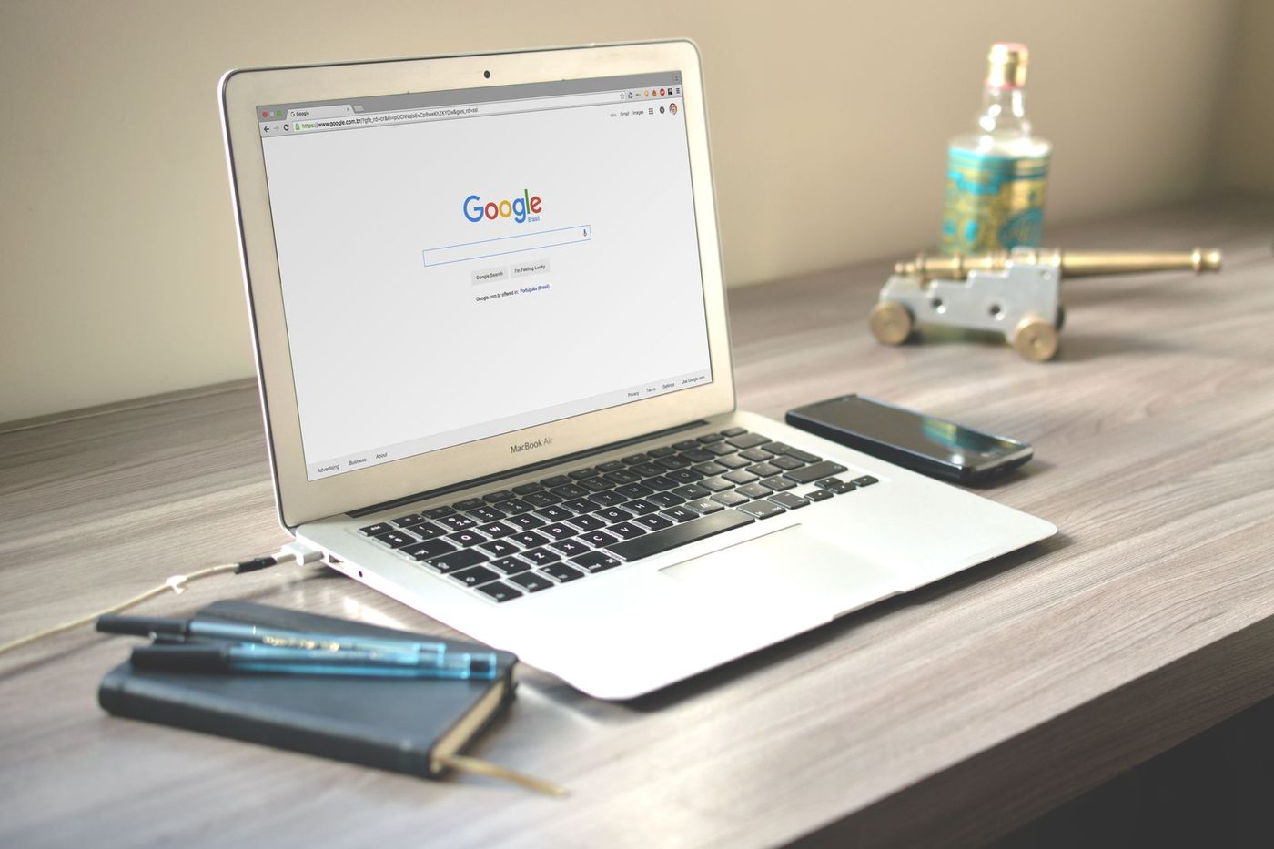 Ordinateur portable ouvert sur la page d'accueil d'un moteur de recherche