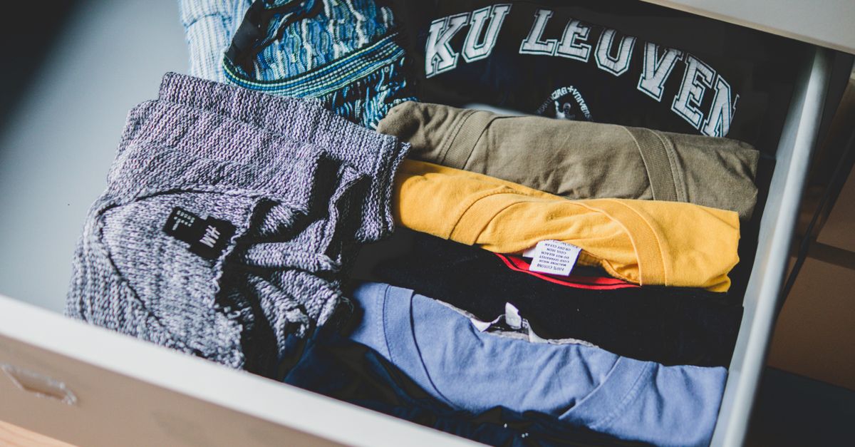 Vêtements pliés et rangés verticalement dans un tiroir